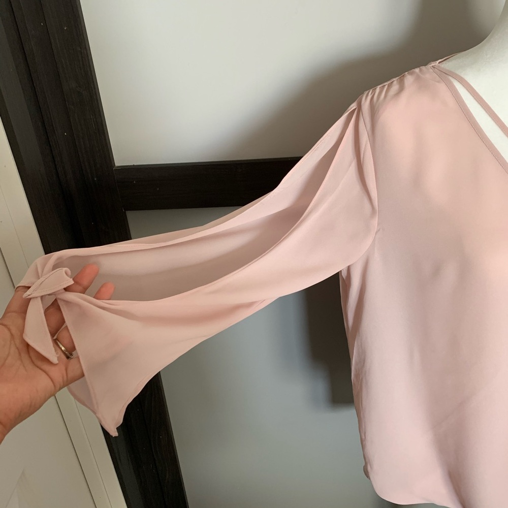 BOLD ELEMENTS pale pink slit sleeve v-neck size L - Picture 3 of 14